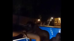 Resenha com as gostosas na piscina enquanto elas conversavam com os maridos Thumb