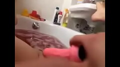 Meine Freundin fickt sich in der Badewanne Thumb