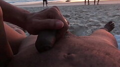 Casal brinca de se exibir em praia &eacute_ brincadeira acaba mal Thumb