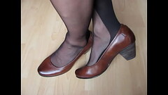 bicolored pantyhose and brown leather pumps, shoeplay by Isabelle-Sandrine Thumb