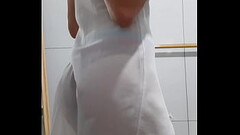 Jovem dan&ccedil_ando de vestido transparente e calcinha vermelha Thumb